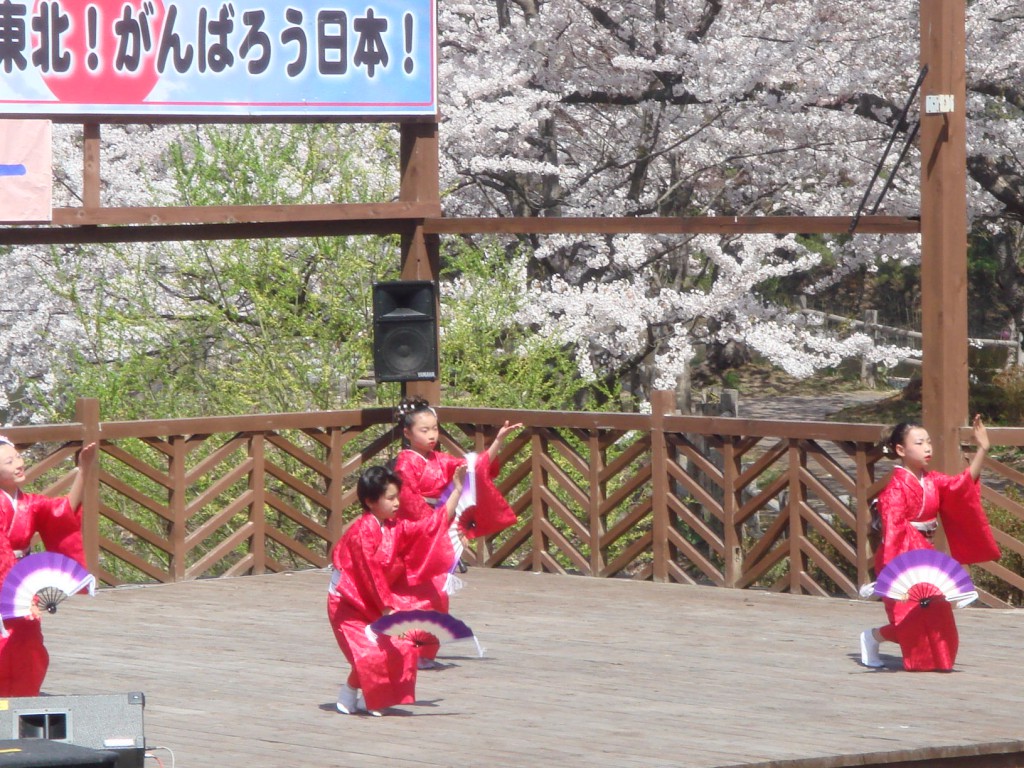 ③「桜に赤い着物が映える可愛い手踊り」加藤則子-3